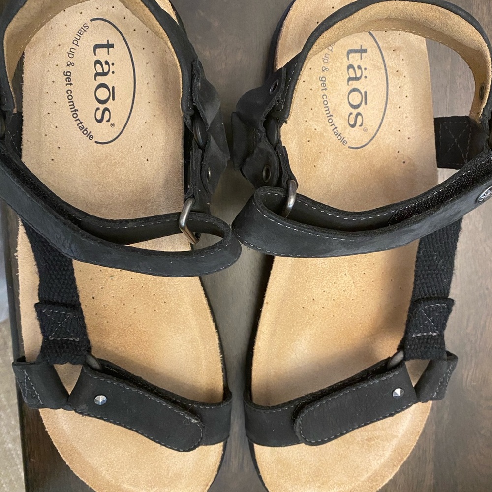 Taos Footwear Black Sandals - Picture 4 of 6